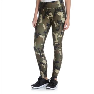 Cropped camo leggings
